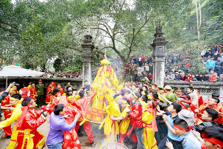 Tranh cướp lộc trong lễ rước “Hoa tre” tại lễ hội đền Sóc đầu năm Đinh Dậu 2017.